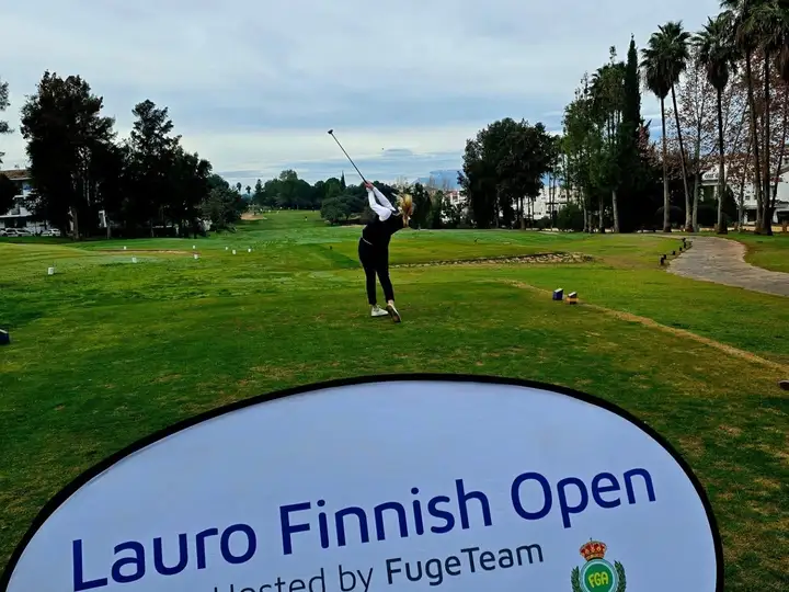 Pelaaja lyö avauslyöntiä, etualalla Lauro Finnish Open hosted by FugeTeam -kyltti